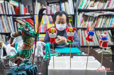 民间艺人创作面塑“逆行者”为战胜疫情加油，用艺术凝聚力量